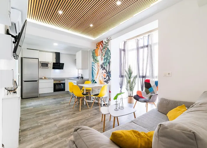 Pajaritos Suites junto a centro, estación de tren y plaza de toros Granada, España
