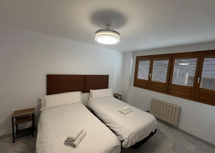 Spacious Top-Floor Apartment Granada, España