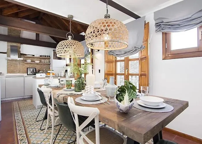 Apartamentos LA TONÁ Puerta Elvira centro ciudad Granada, Spagna