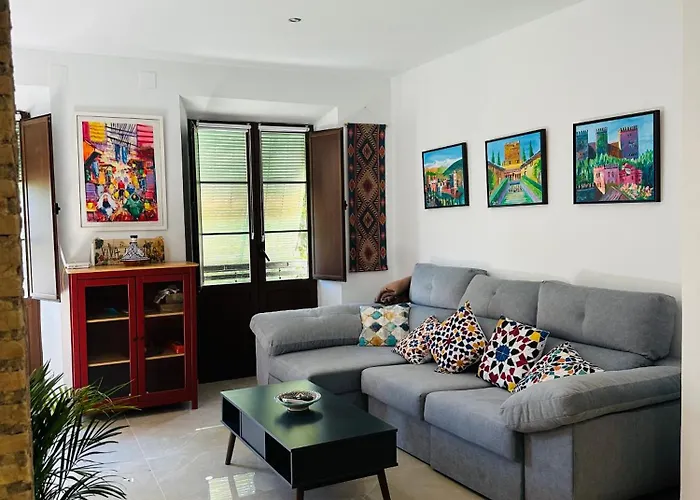 Spacious 3-bedroom family apartment in the historic center, Albaicín Granada, España